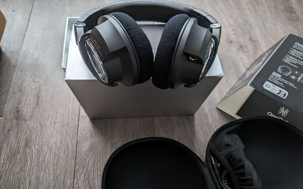 Monitor 80 Headphones Content