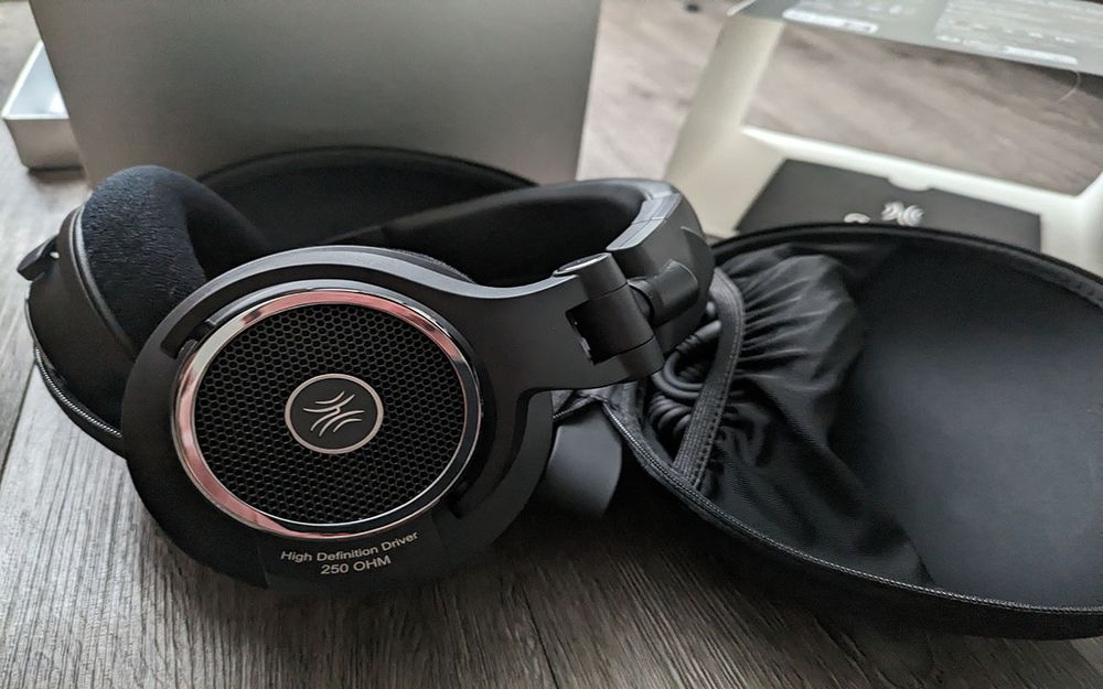 Monitor 80 Headphones Side